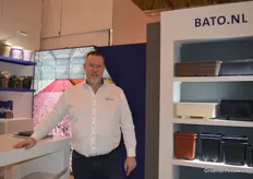 Raymond van Mierlo with Bato Plastics, bringing, amongst other things, from left to right the ‘traditional’, the post-consumer and the biodegradable variant of the clip used for example in young vegetable plant cultivation.